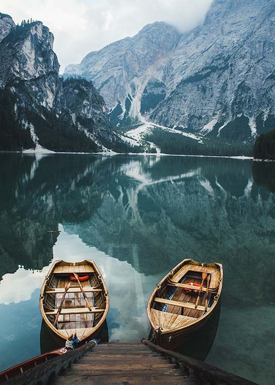  – Valokuva kahdesta veneestä järvellä sumuiset vuoret taustallaan