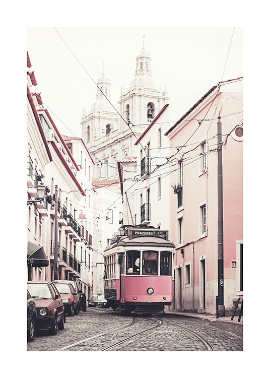  – Valokuva vaaleanpunaisista ja valkoisista rakennuksista ja raitiovaunusta kadun varrella