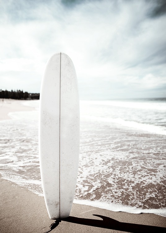 – Juliste surffilaudasta rannan edessä.
