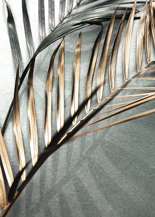  – Valokuva kultaisista ja vihreistä palmunlehdistä vasten kivitaustaa