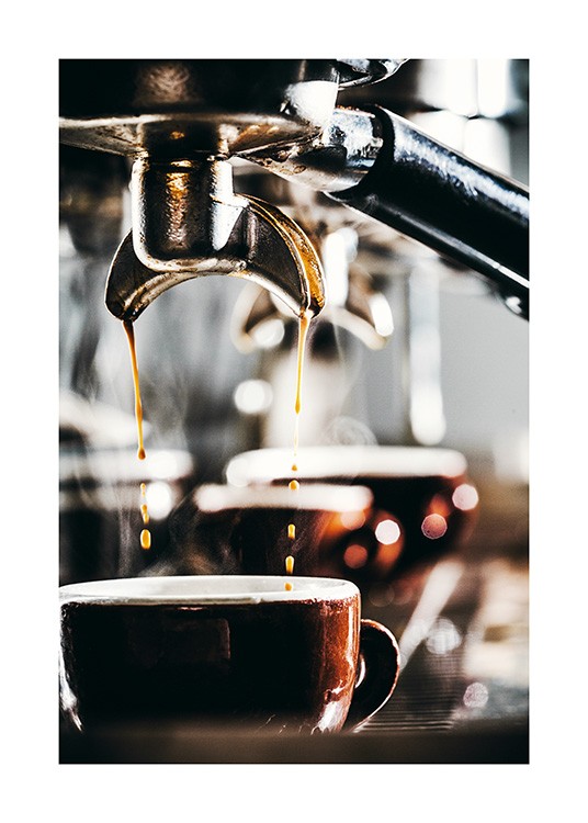  – Valokuva espressokeittimestä kuppiin tippuvasta kahvista