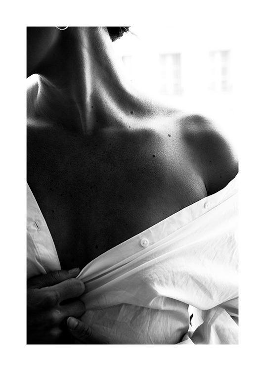  – Mustavalkoinen valokuva naisesta valkoisessa paidassa ja paljaasta olkapäästä