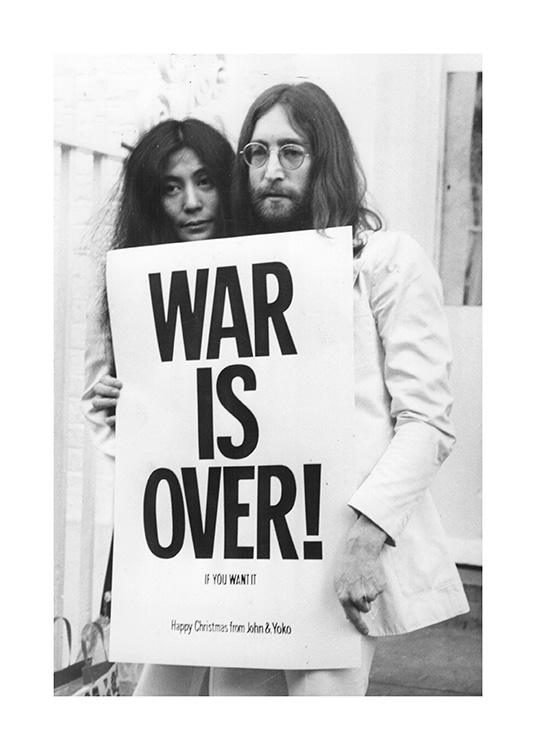  – Mustavalkoinen valokuva John Lennonista ja Yoko Onosta pitelemässä protestikylttiä