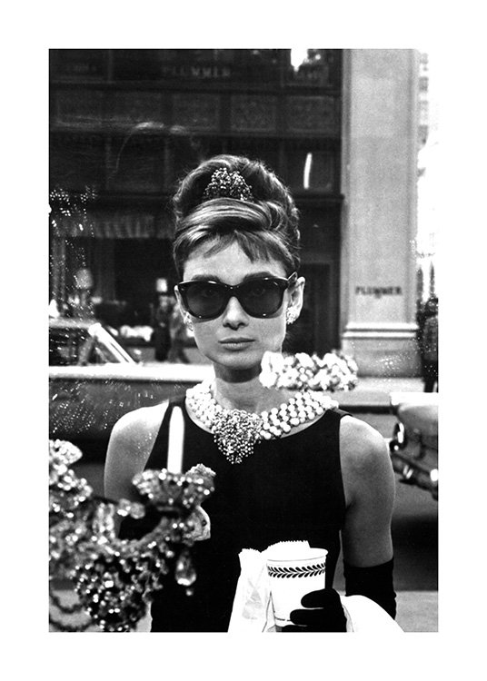  – Mustavalkoinen valokuva Audrey Hepburnista aurinkolaseissa Breakfastista Tiffany's -elokuvasta