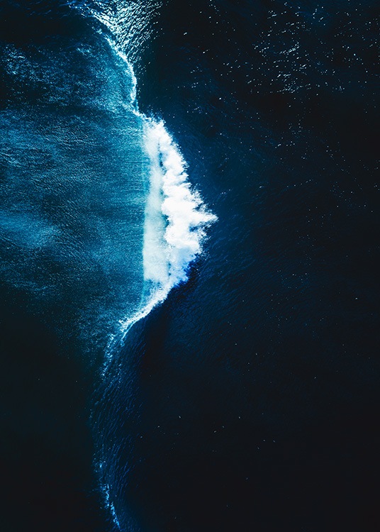 –Kuva merestä, jonka läpi kulkee aalto.