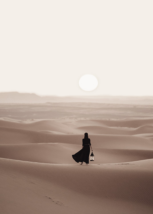 Woman in Desert Juliste