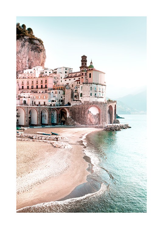 Kaupunki meren rannalla ja hiekkaranta Amalfin rannikolla Italiassa