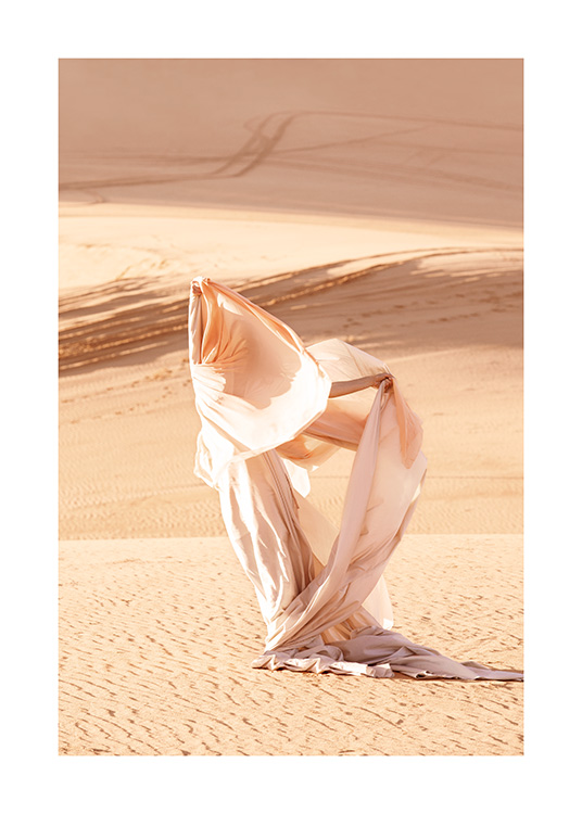  – Luontovalokuva naisesta aavikolla yllään laskeutuva kevyt mekko