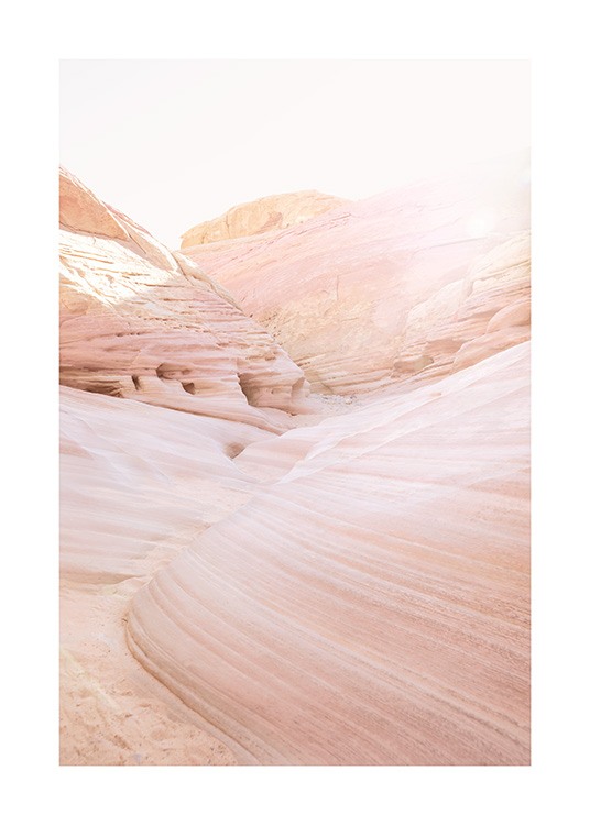  – Valokuva aavikkomaisemasta vaaleanpunaisine kanjoneineen ja aaltokivineen