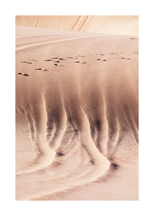  – Valokuva hiekkadyyneistä ja jalanjäljistä aavikkomaisemassa