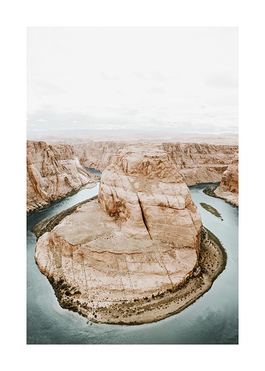  – Ylhäältä otettu valokuva maisemasta, jossa kanjonit ympäröivät hevosenkengän muodostavaa vettä