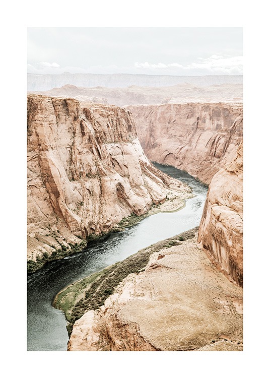  – Ylhäältä otettu valokuva kanjonimaiseman halki virtaavasta joesta