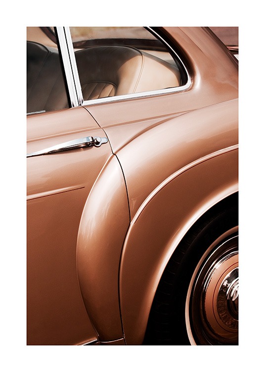  - Lähikuva pronssisenruskeasta vintage-autosta hopeisilla yksityiskohdilla