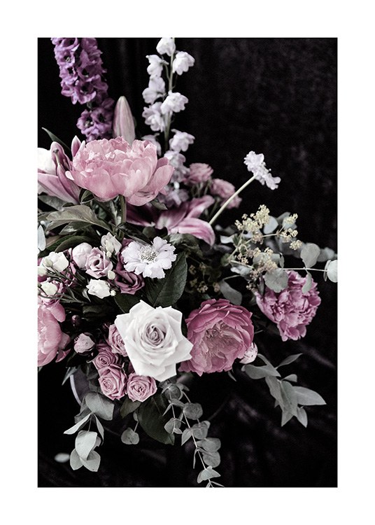  - Kukkakimppu, jossa valkoisia, vaaleanpunaisia ja violetteja kukkia ja vihreitä lehviä tummalla taustalla