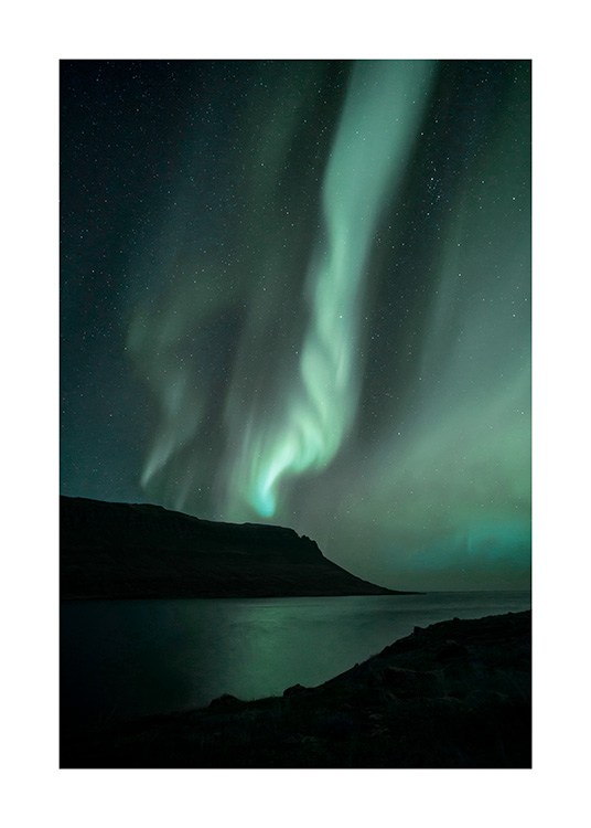 - Valokuva vihreistä revontulista meren ja vuoriston takana Islannissa