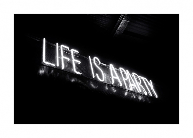  - Mustavalkoinen valokuva neonkyltistä tekstillä ”Life is a party”