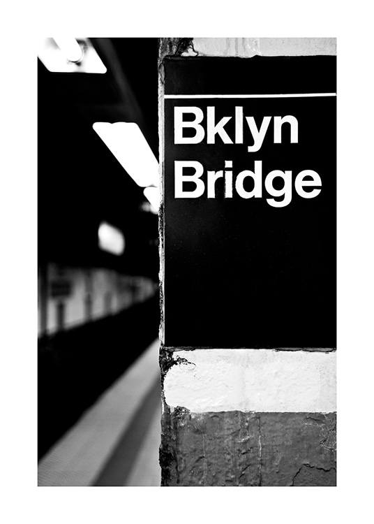 - Mustavalkoinen valokuva metron Bklyn Bridge -kyltistä New Yorkissa