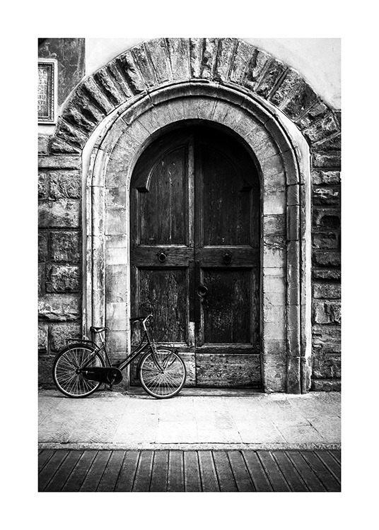  - Mustavalkoinen valokuva rustiikkisesta ovesta polkupyörä edessään