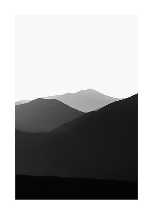  - Mustavalkoinen valokuva sumuisesta näkymästä Karpaattien vuoristossa