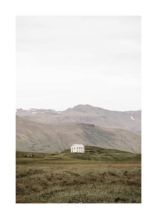  - Valokuva yksinäisestä talosta vuorien edessä Islantilaisessa maisemassa