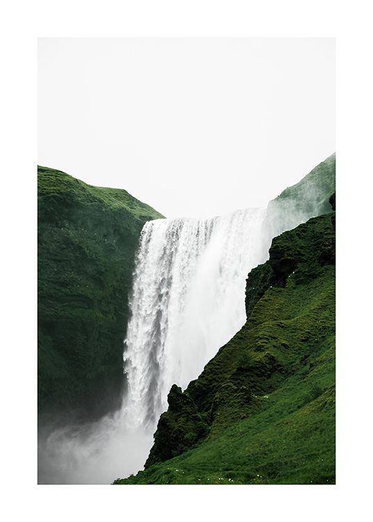  - Valokuva vihreästä maisemasta Skogafoss-vesiputouksen ympärillä Islannissa