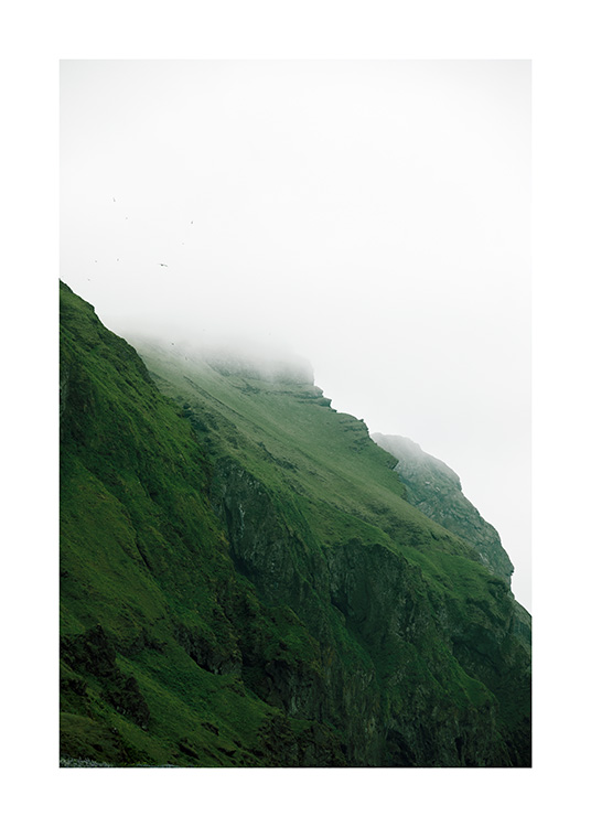 - Valokuva vihreästä sumuisesta maisemasta Islannissa