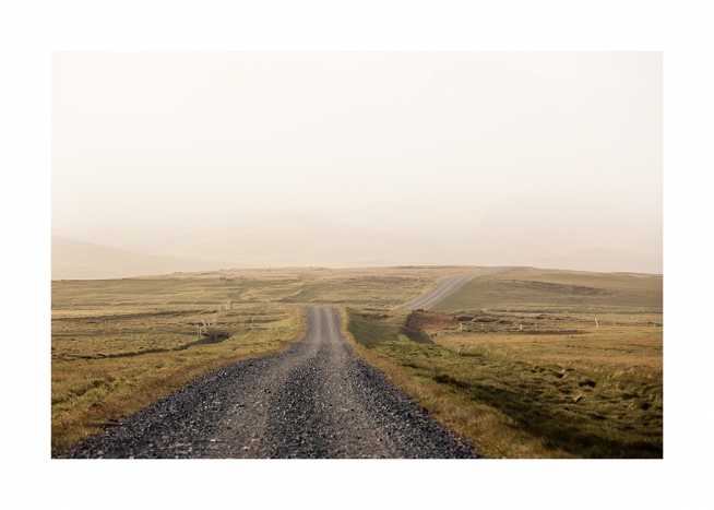  - Valokuva islantilaisesta maisemasta, jossa soratie ja vihreitä niittyjä