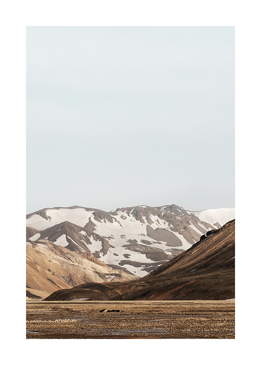 - Valokuva lumisesta vuorimaisemasta Islannissa