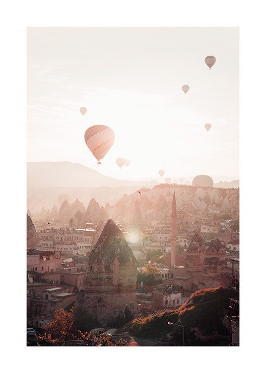  – Valokuva kuumailmapalloista ja auringonlaskusta Kappadokian kaupungin yllä Turkissa