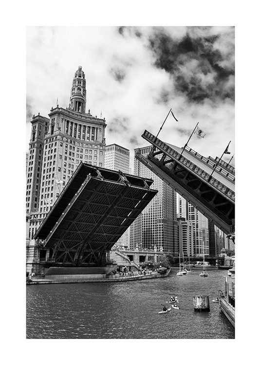  - Mustavalkoinen valokuva aukeavasta Chicago Bridgestä ja veneistä joella rakennuksia taustallaan