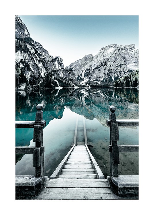  - Luontovalokuva lumisista vuorista järven takana Braiesissa Italiassa ja järvelle johtavista portaista