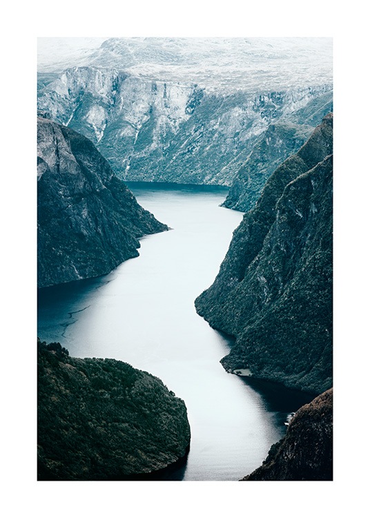  - Luontovalokuva leveästä joesta vuorimaisemassa Skandinaviassa
