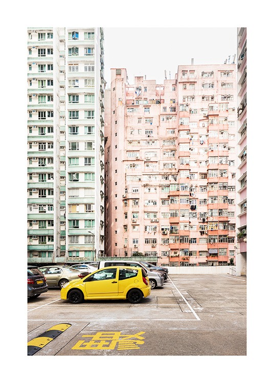  - Valokuva Hongkongista ja pastellinväristen talojen eteen parkkeeratusta keltaisesta autosta