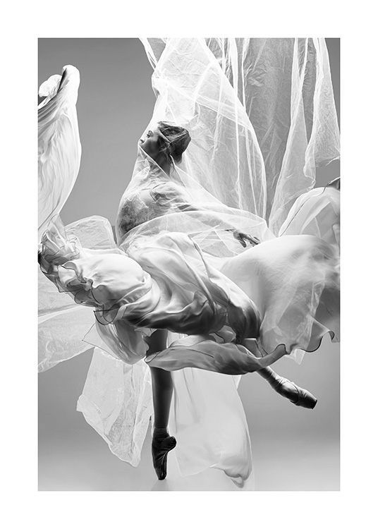  - Valokuva ballerinasta, valkoisesta laskeutuvasta kankaasta ja ojennetuista jalkateristä