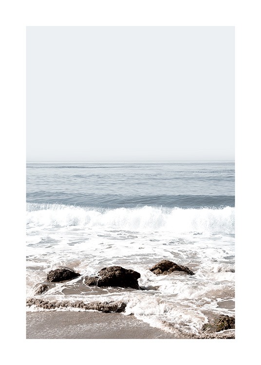  – Valokuva rantakiviin kuohuvista aalloista