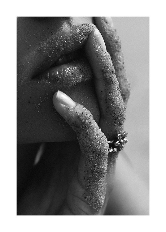  – Mustavalkoinen lähikuva naisesta hiekkaisine huulineen ja sormineen