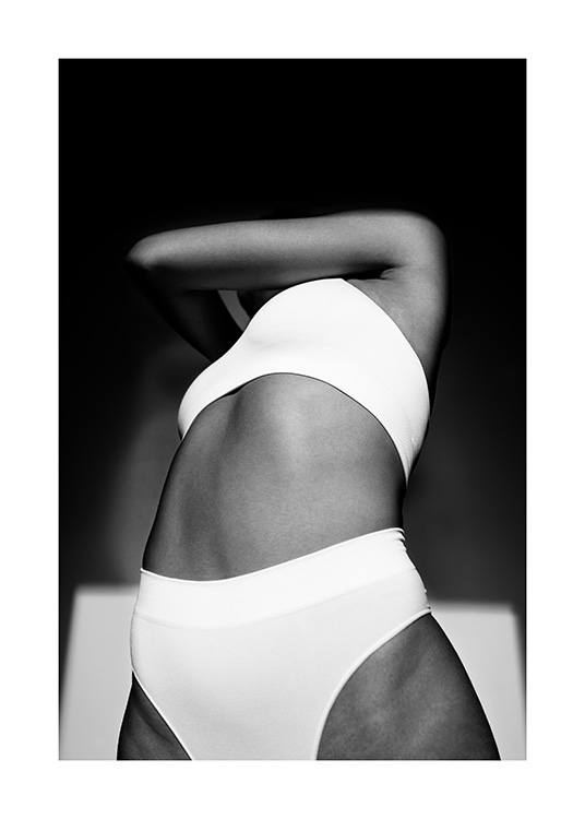 - Mustavalkoinen valokuva naisesta valkoisissa alusvaatteissa