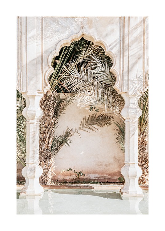  - Valokuva holvikaaren ja pilarien takana olevasta palmusta