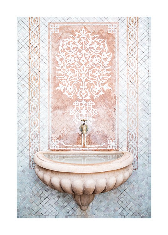  - Valokuva pienen suihkukaivon takana olevasta vaaleanpunaisesta, valkoisesta ja sinisestä mosaiikkiseinästä