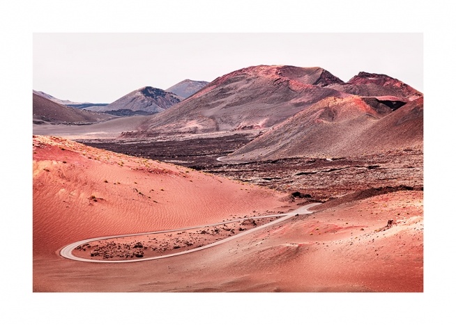  – Valokuva punahiekkaisesta vulkaanisesta maisemasta vuoret taustallaan