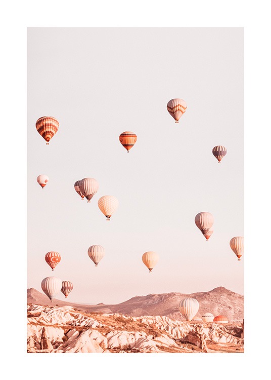 – Valokuva vuorimaisemasta ja sen ylitse lentävistä kuumailmapalloista