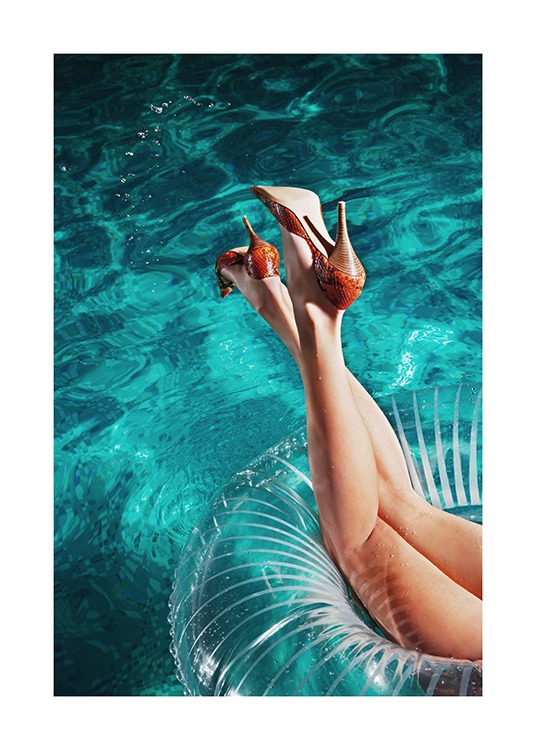  – Valokuva jalkaparista koroissa uimarenkaassa altaalla