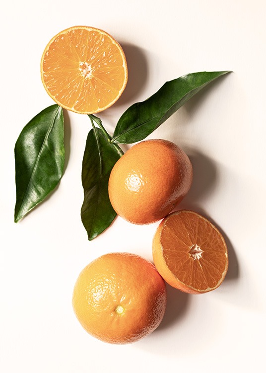  – Valokuva puutarha-appelsiineista ja vihreistä lehdistä vaaleanbeigellä taustalla