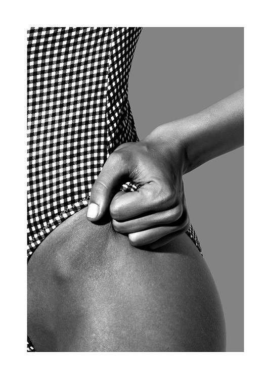  – Mustavalkoinen valokuva naisesta ruudullisessa uimapuvussa käsi lantiolla