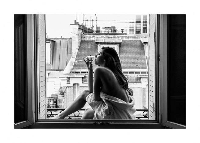  – Mustavalkoinen valokuva ikkunalla istuvasta naisesta nauttimassa lasillisesta viiniä