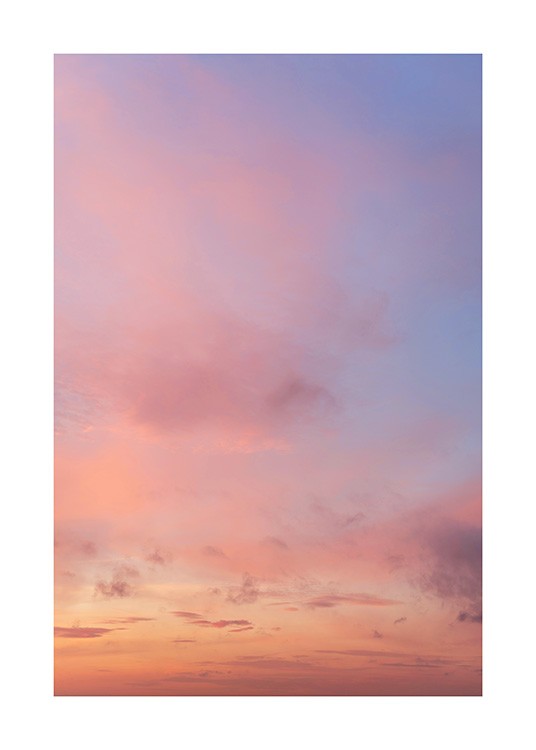  – Valokuva auringonlaskusta vaaleanpunaisilla pilvillä vaaleanviolettia taivasta vasten