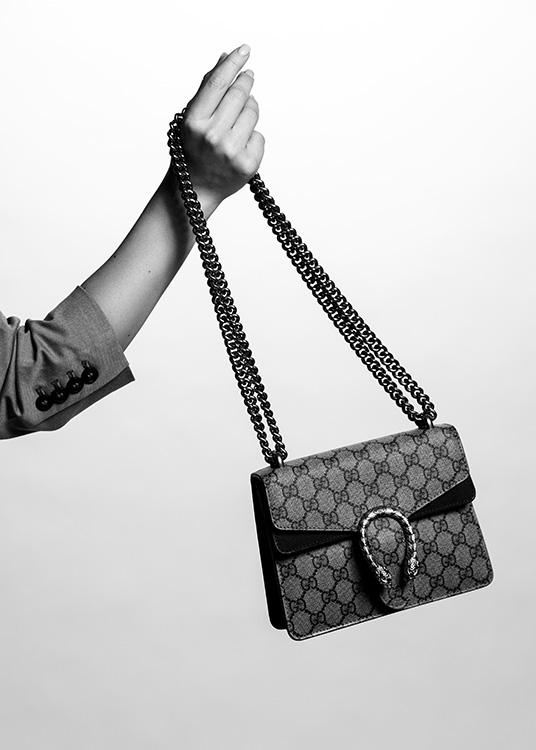  – Mustavalkoinen valokuva Guccin laukusta naisen kädessä