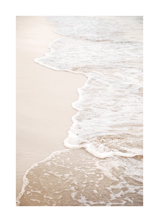  – Valokuva rantahiekalle lipuvista tyynistä aalloista