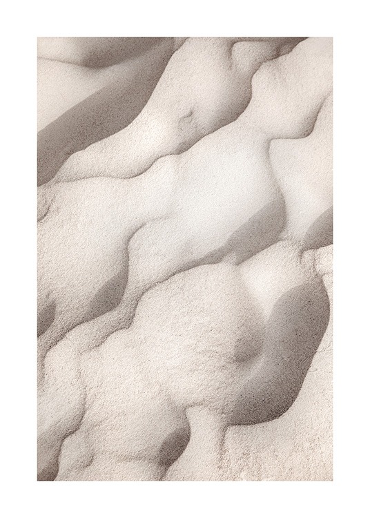  – Valokuva beigestä hiekasta ja sen muodostamista abstrakteista muodoista