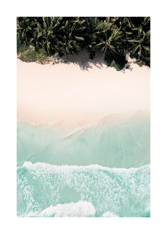  – Valokuva rannasta ja sen vaaleanpunaisesta hiekasta, sinisestä vedestä ja palmupuista
